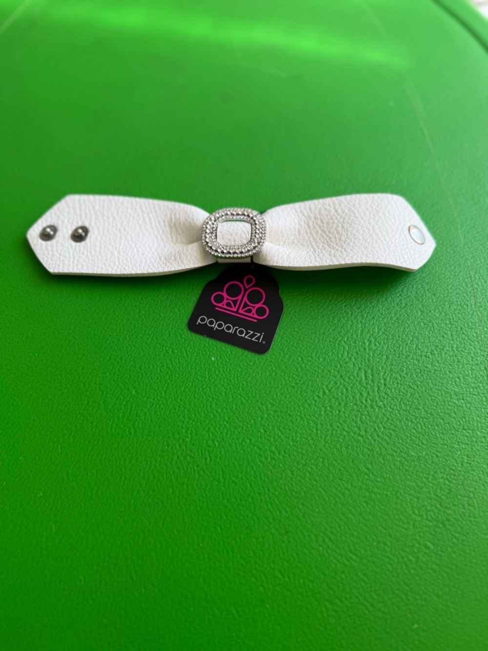 *NEW* paparazzi White Bow Bracelet with Rhinestone Square Center